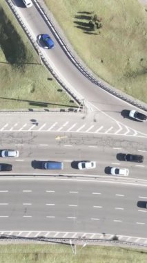 Kyiv. Ukrayna: yol kavşağı. Hava görüntüsü. Dikey video