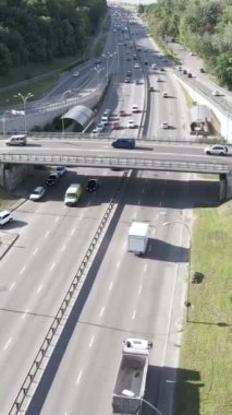 Kyiv. Ukrayna: yol kavşağı. Hava görüntüsü. Dikey video