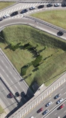 Kyiv. Ukrayna: yol kavşağı. Hava görüntüsü. Dikey video