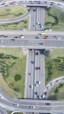 Kyiv. Ukrayna: yol kavşağı. Hava görüntüsü. Dikey video