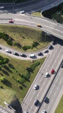 Kyiv. Ukrayna: yol kavşağı. Hava görüntüsü. Dikey video