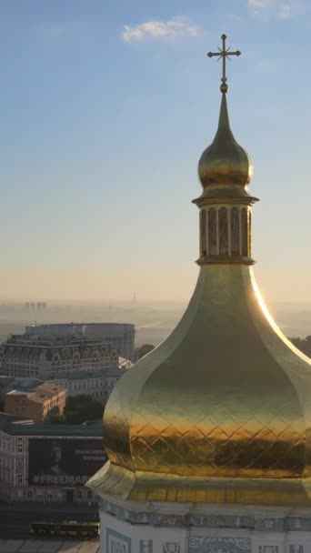 St. Sophia Kirche am Morgen in der Morgendämmerung. Kiew. Ukraine. Vertikales Video — Stockvideo