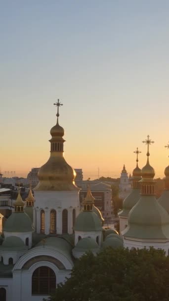 Iglesia de Santa Sofía por la mañana al amanecer. Kiev. Ucrania. Vídeo vertical — Vídeo de stock