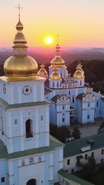 Monasterio de Cúpula Dorada de San Miguel por la mañana. Kiev, Ucrania. Vídeo vertical — Vídeos de Stock