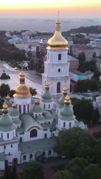 Chiesa di Santa Sofia al mattino all'alba. Kiev. Ucraina. Video verticale — Video Stock