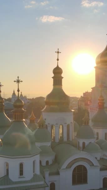 Iglesia de Santa Sofía por la mañana al amanecer. Kiev. Ucrania. Vídeo vertical — Vídeos de Stock