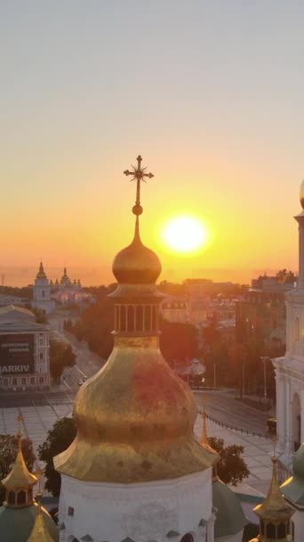 Iglesia de Santa Sofía por la mañana al amanecer. Kiev. Ucrania. Vídeo vertical — Vídeos de Stock