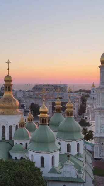 Église Sainte-Sophie le matin à l'aube. Kiev. Ukraine. Vidéo verticale — Video