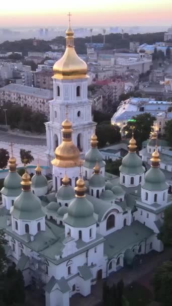 Iglesia de Santa Sofía por la mañana al amanecer. Kiev. Ucrania. Vídeo vertical — Vídeos de Stock