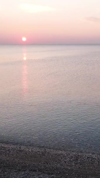 海の空中ビュー上の垂直方向のビデオ夜明け。トルコ,アンタルヤ — ストック動画