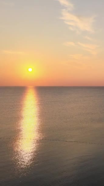海の空中ビュー上の垂直方向のビデオ夜明け。トルコ,アンタルヤ — ストック動画