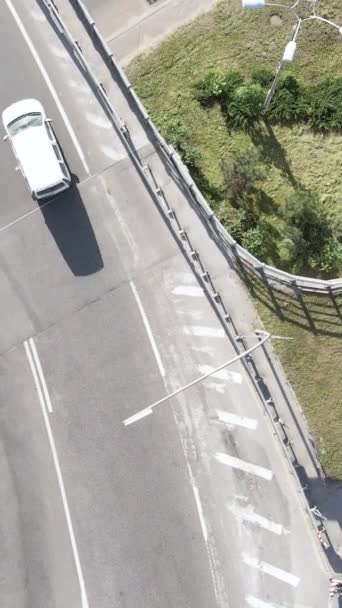 キエフ。ウクライナ:道路の交差点。空中展望。垂直ビデオ — ストック動画