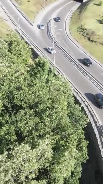 Kyiv 。Ukraine: Road junction.空中风景。垂直录像 — 图库视频影像