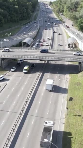 Kiev. Ucraina: svincolo stradale. Vista aerea. Video verticale — Video Stock