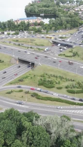 Kyiv 。Ukraine: Road junction.空中风景。垂直录像 — 图库视频影像