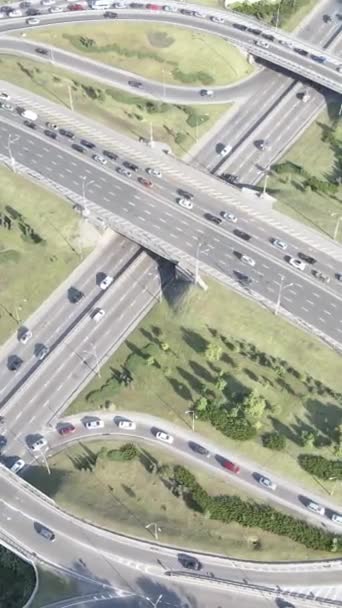 Kyiv 。Ukraine: Road junction.空中风景。垂直录像 — 图库视频影像