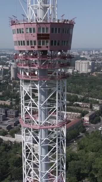 Kijów. Ukraina: wieża telewizyjna. Widok z lotu ptaka. Pionowe wideo — Wideo stockowe