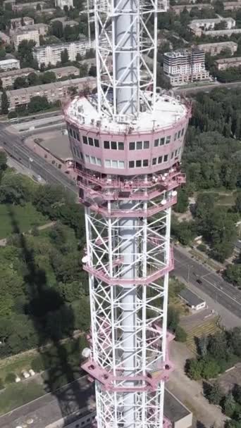 Kiev. Ucrânia: torre de TV. Vista aérea. Vídeo vertical — Vídeo de Stock