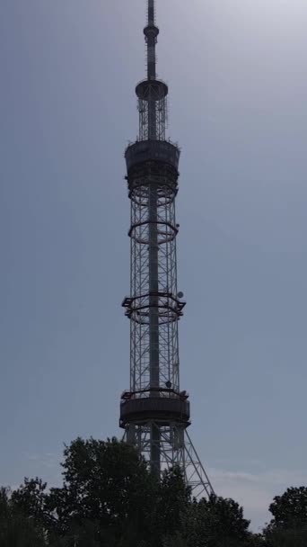 Kyjev. Ukrajina: televizní věž. Letecký pohled. Svislé video — Stock video