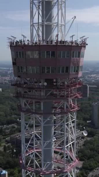 Kyjev. Ukrajina: televizní věž. Letecký pohled. Svislé video — Stock video