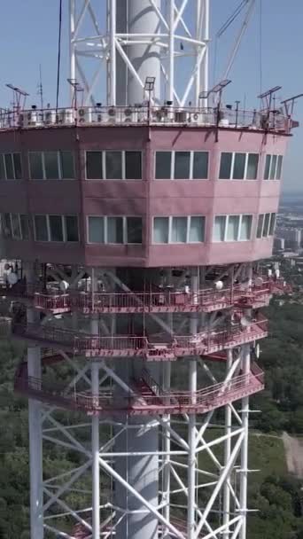 Kiev. Ucrânia: torre de TV. Vista aérea. Vídeo vertical — Vídeo de Stock