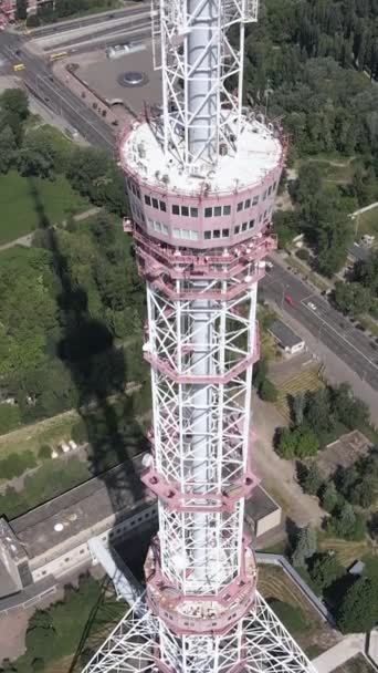 Kijów. Ukraina: wieża telewizyjna. Widok z lotu ptaka. Pionowe wideo — Wideo stockowe