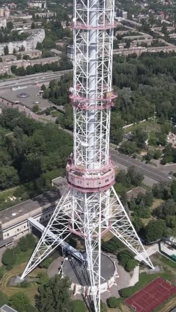 Kiew. Ukraine: Fernsehturm. Luftaufnahme. Vertikales Video — Stockvideo
