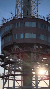 Sabahın köründe Ukrayna 'nın başkenti Kyiv' de bir televizyon kulesi. Dikey video