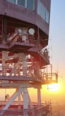 Sabahın köründe Ukrayna 'nın başkenti Kyiv' de bir televizyon kulesi. Dikey video