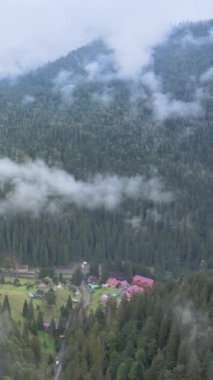 Sonbaharda Carpathian dağlarındaki dikey video köyü. Ukrayna