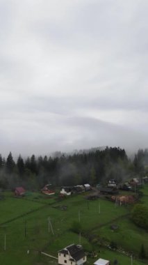 Sonbaharda Carpathian dağlarındaki dikey video köyü. Ukrayna