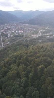 Sonbaharda Carpathian dağlarındaki dikey video köyü. Ukrayna