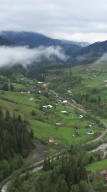 Sonbaharda Carpathian dağlarındaki dikey video köyü. Ukrayna