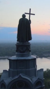 Sabahın köründe Büyük Vladimir anıtı. Kyiv, Ukrayna. Dikey video
