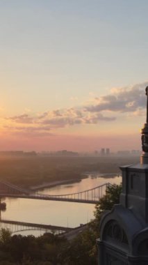 Sabahın köründe Büyük Vladimir anıtı. Kyiv, Ukrayna. Dikey video