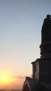 Sabahın köründe Büyük Vladimir anıtı. Kyiv, Ukrayna. Dikey video