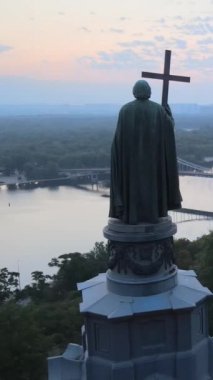 Sabahın köründe Büyük Vladimir anıtı. Kyiv, Ukrayna. Dikey video