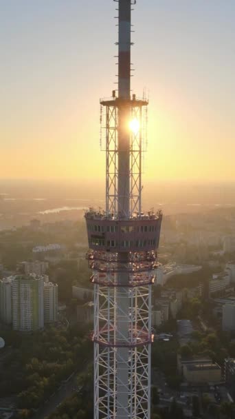 TV-tornet på morgonen i gryningen i Kiev, Ukraina. Vertikal video — Stockvideo