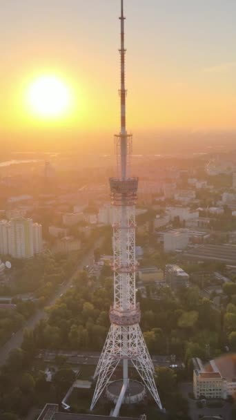 우크라이나, 키예프의 새벽에 텔레비전 탑이 있었다. 수직 영상 — 비디오