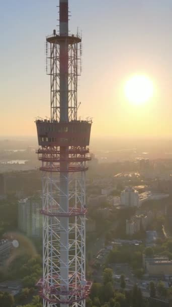 우크라이나, 키예프의 새벽에 텔레비전 탑이 있었다. 수직 영상 — 비디오