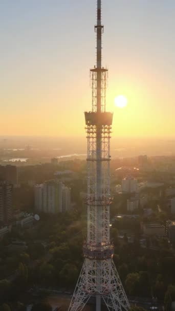 Torre de televisión por la mañana al amanecer en Kiev, Ucrania. Vídeo vertical — Vídeos de Stock