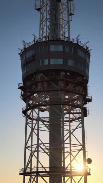 Torre de TV de manhã ao amanhecer em Kiev, Ucrânia. Vídeo vertical — Vídeo de Stock