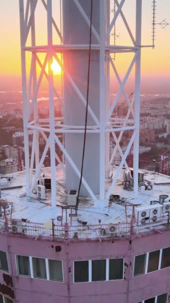 Torre de TV de manhã ao amanhecer em Kiev, Ucrânia. Vídeo vertical — Vídeo de Stock