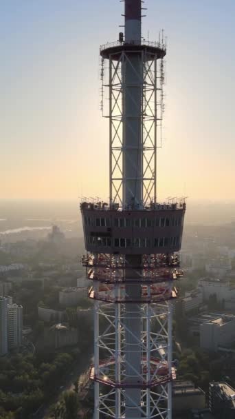 Torre de televisión por la mañana al amanecer en Kiev, Ucrania. Vídeo vertical — Vídeos de Stock