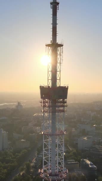 早上在乌克兰基辅的电视塔。垂直录像 — 图库视频影像
