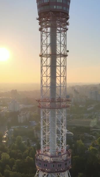 TV toren in de ochtend bij dageraad in Kiev, Oekraïne. Verticale video — Stockvideo