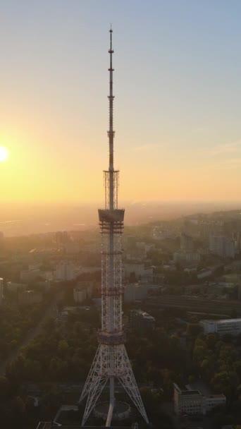 Torre de televisión por la mañana al amanecer en Kiev, Ucrania. Vídeo vertical — Vídeos de Stock