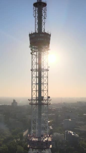 TV-tornet på morgonen i gryningen i Kiev, Ukraina. Vertikal video — Stockvideo
