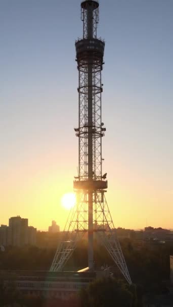 우크라이나, 키예프의 새벽에 텔레비전 탑이 있었다. 수직 영상 — 비디오