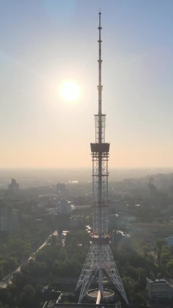 ウクライナのキエフで夜明けに朝のテレビ塔。垂直ビデオ — ストック動画